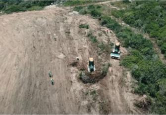 Visão aérea focada no desenvolvimento das vias e infraestrutura interna do terminal