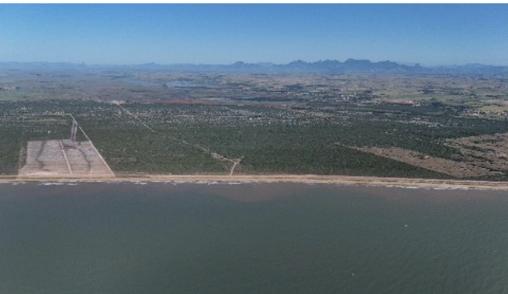 Tratores e maquinário pesado realizando a movimentação de terra no terreno